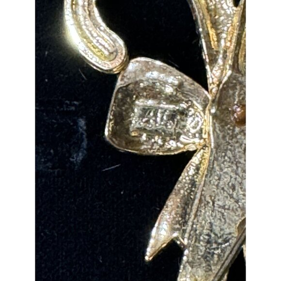 Vintage Christmas Brooches: Festive Wreath & Candy Cane Pins - Gold Tone Enamel - Picture 3 of 5